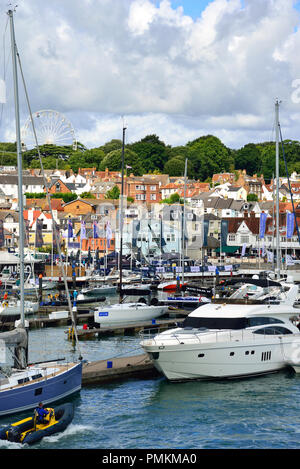 Boote bis in eine Marina mit Blick auf Cowes Stadt im Hintergrund während der Woche Segelregatta Cowes Lendy (2018), Cowes, Isle of Wight, Großbritannien Stockfoto