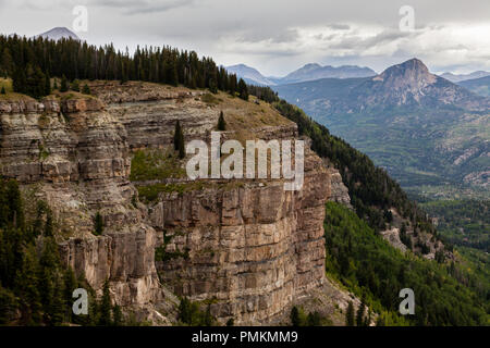 Sedimentären Felsen Wände sind ein reichlich vorhandenes Feature, wo das Colorado Plateau und die felsigen Berge treffen in der nähe von Durango, Co. Stockfoto