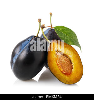 Drei reife Früchte Pflaumen auf weißem Hintergrund Stockfoto