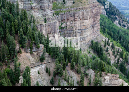 Sedimentären Felsen Wände sind ein reichlich vorhandenes Feature, wo das Colorado Plateau und die felsigen Berge treffen in der nähe von Durango, Co. Stockfoto