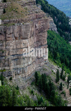 Sedimentären Felsen Wände sind ein reichlich vorhandenes Feature, wo das Colorado Plateau und die felsigen Berge treffen in der nähe von Durango, Co. Stockfoto