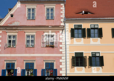 Stadt Häuser im Grand Plaza in Hermannstadt, Rumänien Stockfoto