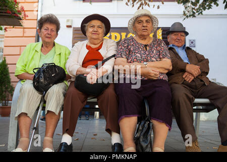 Eine Gruppe von Freunden auf einer Bank sitzen in Sibiu, Rumänien Stockfoto