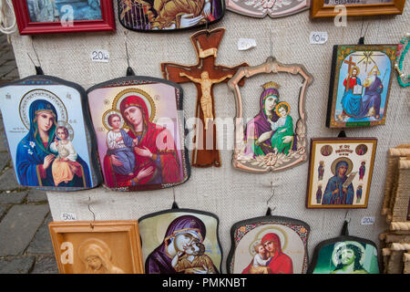 Darstellung religiöser Symbole für Verkauf in Sighisoara Stockfoto