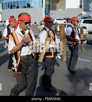 Musiker spielen traditionelle Native Instruments in der Gawai Parade, Kuching, Sarawak, Borneo Stockfoto