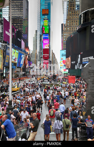 New York, USA - 20. August 2018: mit vielen Menschen zu Fuß zum Times Square mit einer riesigen Anzahl von LED-Schilder überfüllt, ist ein Symbol von New York City in Manhatta Stockfoto