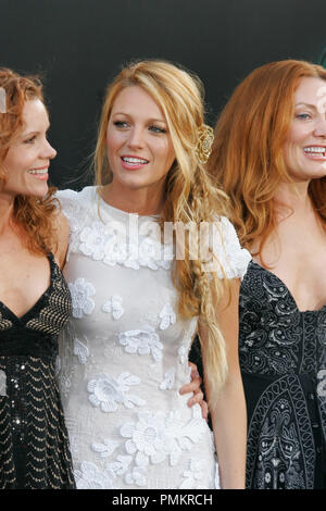 Blake Lively mit Familienmitgliedern bei der Premiere von Warner Brothers Pictures' 'Green Lantern'. Ankünfte am Grauman's Chinese Theater in Hollywood, CA, 15. Juni 2011 abgehalten. Foto von Joe Martinez/PictureLux Stockfoto