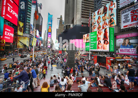 New York, USA - 20. August 2018: mit vielen Menschen zu Fuß zum Times Square mit einer riesigen Anzahl von LED-Schilder überfüllt, ist ein Symbol von New York City in Manhatta Stockfoto
