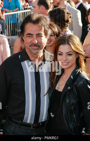 Joe Mantegna und Tochter Gia bei der Weltpremiere von Disney Pixar's "Cars 2". Ankunft am El Capitan Theatre in Hollywood, CA, 18. Juni 2011 abgehalten. Foto von Joe Martinez/PictureLux Stockfoto