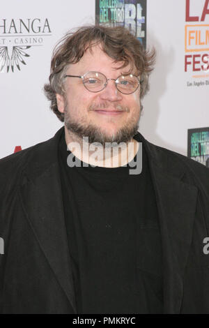 Co-Writer/Produzent Guillermo Del Toro an der Los Angeles Premiere des Films Bezirk 'Don't Der Dunklen "Angst werden. Ankunft am Regal Cinemas L.A. statt Live Stadion 14 in Los Angeles, CA, 26. Juni 2011. Foto: Richard Chavez/PictureLux Stockfoto