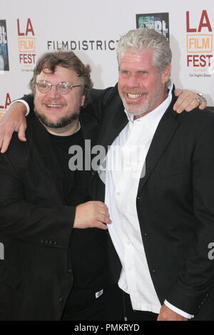 Co-Writer/Produzent Guillermo Del Toro und Ron Pearlman am Los Angeles Premiere des Films Bezirk 'Don't Der Dunklen "Angst werden. Ankunft am Regal Cinemas L.A. statt Live Stadion 14 in Los Angeles, CA, 26. Juni 2011. Foto: Richard Chavez/PictureLux Stockfoto