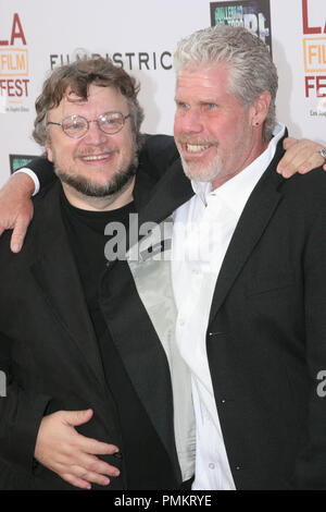 Co-Writer/Produzent Guillermo Del Toro und Ron Pearlman am Los Angeles Premiere des Films Bezirk 'Don't Der Dunklen "Angst werden. Ankunft am Regal Cinemas L.A. statt Live Stadion 14 in Los Angeles, CA, 26. Juni 2011. Foto: Richard Chavez/PictureLux Stockfoto