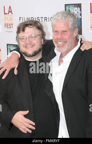 Co-Writer/Produzent Guillermo Del Toro und Ron Pearlman am Los Angeles Premiere des Films Bezirk 'Don't Der Dunklen "Angst werden. Ankunft am Regal Cinemas L.A. statt Live Stadion 14 in Los Angeles, CA, 26. Juni 2011. Foto: Richard Chavez/PictureLux Stockfoto