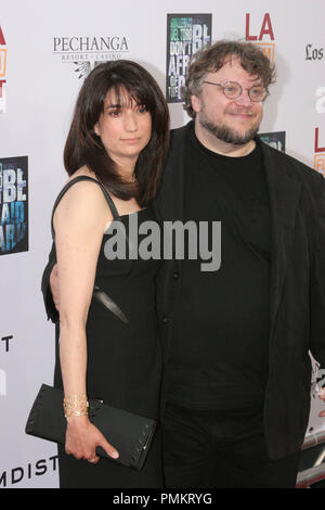 Co-Writer/Produzent Guillermo Del Toro und Frau Lorenza Newton im Los Angeles Premiere des Films Bezirk 'Don't Der Dunklen "Angst werden. Ankunft am Regal Cinemas L.A. statt Live Stadion 14 in Los Angeles, CA, 26. Juni 2011. Foto: Richard Chavez/PictureLux Stockfoto