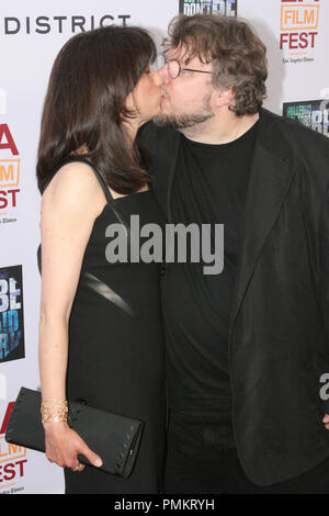 Co-Writer/Produzent Guillermo Del Toro und Frau Lorenza Newton im Los Angeles Premiere des Films Bezirk 'Don't Der Dunklen "Angst werden. Ankunft am Regal Cinemas L.A. statt Live Stadion 14 in Los Angeles, CA, 26. Juni 2011. Foto: Richard Chavez/PictureLux Stockfoto