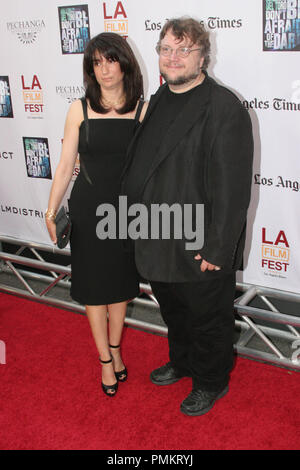 Co-Writer/Produzent Guillermo Del Toro und Frau Lorenza Newton im Los Angeles Premiere des Films Bezirk 'Don't Der Dunklen "Angst werden. Ankunft am Regal Cinemas L.A. statt Live Stadion 14 in Los Angeles, CA, 26. Juni 2011. Foto: Richard Chavez/PictureLux Stockfoto