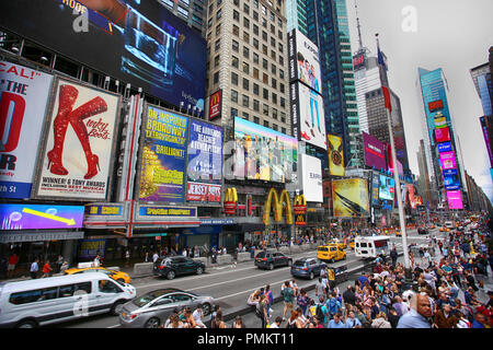 New York, USA - 20. August 2018: mit vielen Menschen zu Fuß zum Times Square mit einer riesigen Anzahl von LED-Schilder überfüllt, ist ein Symbol von New York City in Manhatta Stockfoto