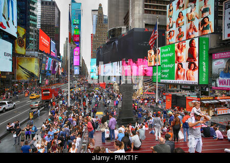 New York, USA - 20. August 2018: mit vielen Menschen zu Fuß zum Times Square mit einer riesigen Anzahl von LED-Schilder überfüllt, ist ein Symbol von New York City in Manhatta Stockfoto