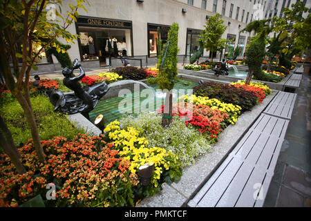 New York, USA - 23. August 2018: Rockefeller Plaza, schönen blühenden Blumen, Brunnen und Skulptur im Kanal Gärten am Rockefeller Center, Ne Stockfoto