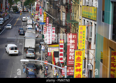 New York, USA - 23. August 2018: Blick auf E Broadway, Chinatown Viertel von Manhattan, vor allem von Einwanderern aus China in New York, USA besiedelt. Stockfoto