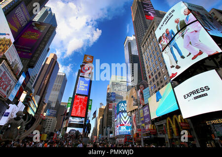 New York, USA - 24. August 2018: mit vielen Menschen zu Fuß zum Times Square mit einer riesigen Anzahl von LED-Schilder überfüllt, ist ein Symbol von New York City in Manhatta Stockfoto