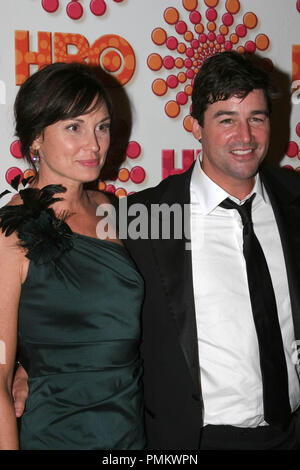 Kyle Chandler (r) und Gast bei der HBO-Post 63. jährliche Emmy Awards Party. Ankunft im Pazifik im Pacific Design Center in West Hollywood, CA, 18. September 2011 abgehalten. Foto: R.Anthony/PictureLux Stockfoto