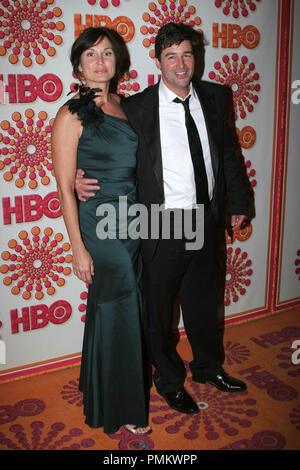 Kyle Chandler (r) und Gast bei der HBO-Post 63. jährliche Emmy Awards Party. Ankunft im Pazifik im Pacific Design Center in West Hollywood, CA, 18. September 2011 abgehalten. Foto: R.Anthony/PictureLux Stockfoto