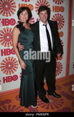Kyle Chandler (r) und Gast bei der HBO-Post 63. jährliche Emmy Awards Party. Ankunft im Pazifik im Pacific Design Center in West Hollywood, CA, 18. September 2011 abgehalten. Foto: R.Anthony/PictureLux Stockfoto