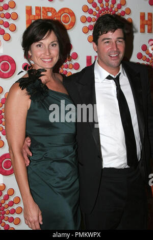 Kyle Chandler (r) und Gast bei der HBO-Post 63. jährliche Emmy Awards Party. Ankunft im Pazifik im Pacific Design Center in West Hollywood, CA, 18. September 2011 abgehalten. Foto: R.Anthony/PictureLux Stockfoto
