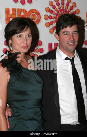 Kyle Chandler (r) und Gast bei der HBO-Post 63. jährliche Emmy Awards Party. Ankunft im Pazifik im Pacific Design Center in West Hollywood, CA, 18. September 2011 abgehalten. Foto: R.Anthony/PictureLux Stockfoto