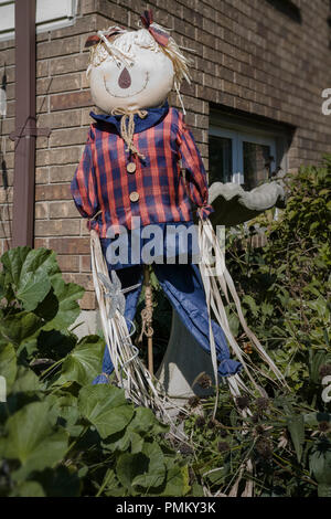 Halloween, Dekoration, Stroh, scarecrow vor dem Haus. Stockfoto