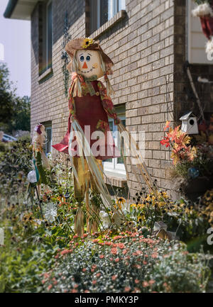 Halloween, Dekoration, Stroh, Vogelscheuchen, die vor dem Haus. Stockfoto