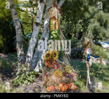 Halloween, Dekoration, Stroh und Vogelscheuchen. Stockfoto