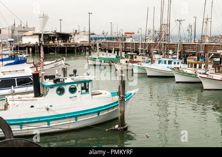 SAN FRANCISCO, Kalifornien, USA, 30. Juli 2018. Kleine hölzerne Fischerboote gefesselt in der Nähe von Pier 39 in San Francisco. Stockfoto