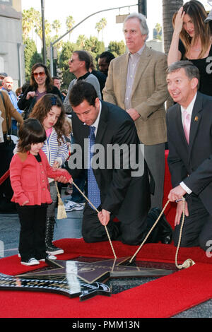 Adam Sandler, Adam's Töchter Sadie und sonnig, Henry Winkler und Kevin James im Hollywood Handelskammer Zeremonie ihn mit einem Stern auf dem Hollywood Walk of Fame zu Ehren in Hollywood, CA, 1. Februar 2011 Foto von Joe Martinez/PictureLux Stockfoto