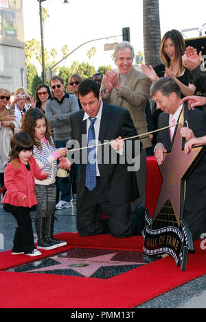 Adam Sandler, Adam's Töchter Sadie und sonnig, Henry Winkler und Kevin James im Hollywood Handelskammer Zeremonie ihn mit einem Stern auf dem Hollywood Walk of Fame zu Ehren in Hollywood, CA, 1. Februar 2011 Foto von Joe Martinez/PictureLux Stockfoto