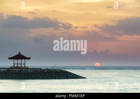 Sonnenaufgang am Strand von Sanur, Bali, Indonesien Stockfoto