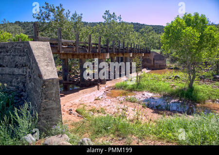 Verfallene Brücke über den Oak Creek, Sedona, Arizona, United States Stockfoto