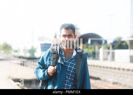 Porträt eines Mannes auf einem Bahnsteig, Deutschland Stockfoto
