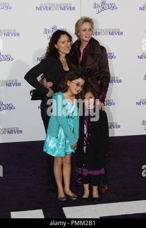 Dr. Lara Embry, Jane Lynch und Familie am Los Angeles Premiere von Paramount Pictures'' Justin Bieber: Sag niemals nie". Ankünfte am Nokia Theatre L.A. statt Leben in Los Angeles, CA. Februar 8, 2011. Foto: Richard Chavez/PictureLux Stockfoto