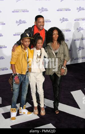 Will Smith, Ehefrau Jada Pinkett Smith und Kinder Jaden Smith und Willow Smith an der Los Angeles Premiere von Paramount Pictures'' Justin Bieber: Sag niemals nie". Ankünfte am Nokia Theatre L.A. statt Leben in Los Angeles, CA. Februar 8, 2011. Foto: Richard Chavez/PictureLux Stockfoto