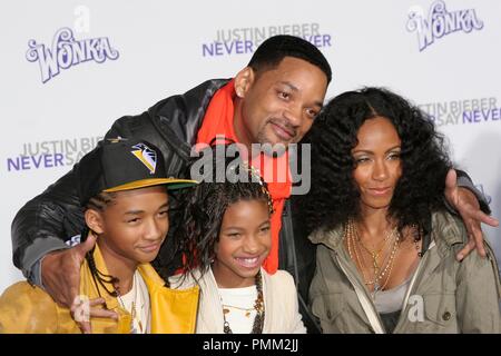 Will Smith, Ehefrau Jada Pinkett Smith und Kinder Jaden Smith und Willow Smith an der Los Angeles Premiere von Paramount Pictures'' Justin Bieber: Sag niemals nie". Ankünfte am Nokia Theatre L.A. statt Leben in Los Angeles, CA. Februar 8, 2011. Foto: Richard Chavez/PictureLux Stockfoto