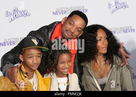 Will Smith, Ehefrau Jada Pinkett Smith und Kinder Jaden Smith und Willow Smith an der Los Angeles Premiere von Paramount Pictures'' Justin Bieber: Sag niemals nie". Ankünfte am Nokia Theatre L.A. statt Leben in Los Angeles, CA. Februar 8, 2011. Foto: Richard Chavez/PictureLux Stockfoto