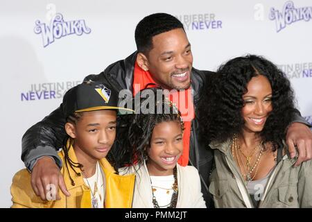 Will Smith, Ehefrau Jada Pinkett Smith und Kinder Jaden Smith und Willow Smith an der Los Angeles Premiere von Paramount Pictures'' Justin Bieber: Sag niemals nie". Ankünfte am Nokia Theatre L.A. statt Leben in Los Angeles, CA. Februar 8, 2011. Foto: Richard Chavez/PictureLux Stockfoto