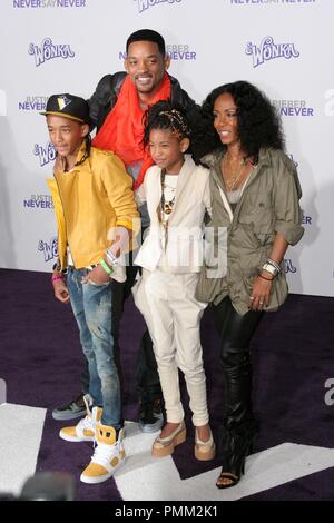 Will Smith, Ehefrau Jada Pinkett Smith und Kinder Jaden Smith und Willow Smith an der Los Angeles Premiere von Paramount Pictures'' Justin Bieber: Sag niemals nie". Ankünfte am Nokia Theatre L.A. statt Leben in Los Angeles, CA. Februar 8, 2011. Foto: Richard Chavez/PictureLux Stockfoto