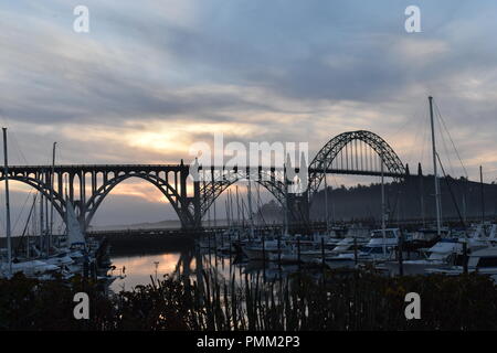 Nebel Sonnenuntergang Yaquina Bay, Newport, ODER Stockfoto