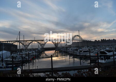 Nebel Sonnenuntergang Yaquina Bay, Newport, ODER Stockfoto