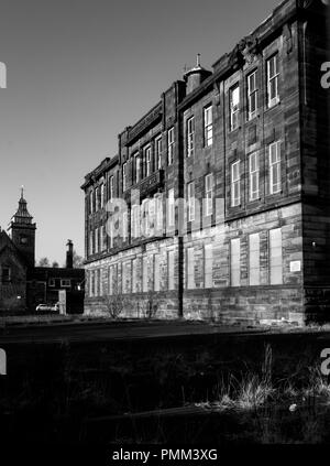 Seitenansicht von Sir John Maxwell Grundschule mit Burgh Hall Clock Tower in Pollokshaws. GLASGOW, Schottland. Stockfoto