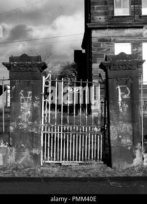 Boy's Gate Sir John Maxwell Grundschule in Pollokshaws. GLASGOW, Schottland. Stockfoto