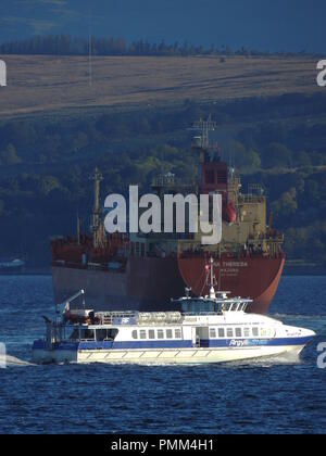 Die Clyde Passagierfähre Argyll Flyer Köpfe in Richtung Gourock, und übergibt die Öltanker Ina Theresa mit einem eingehenden Reise zu den Finnart Oil Terminal. Stockfoto